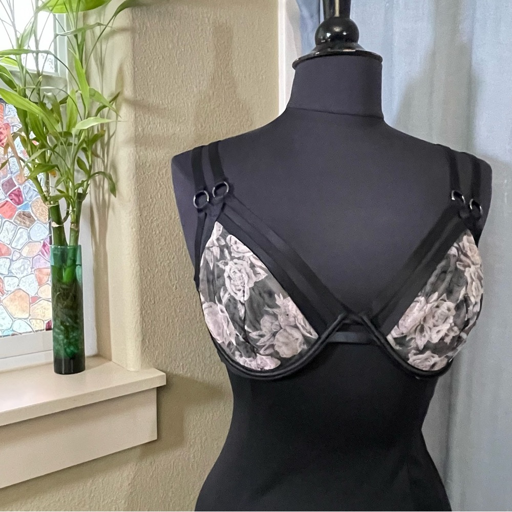 Victoria’s Secret Very Sexy Strappy Bra - 36DD Unlined